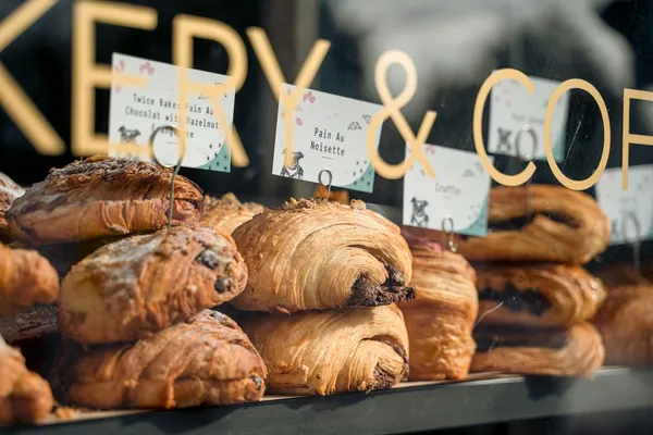 Viennoiseries et pâtisseries présentées en vitrine d'une boutique artisanale